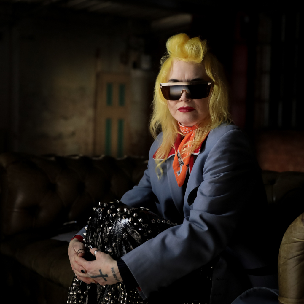 Ποια ήταν η Παμ Χογκ, η σχεδιάστρια με την πανκ – ροκ αισθητική που άλλαξε τα δεδομένα της μόδας