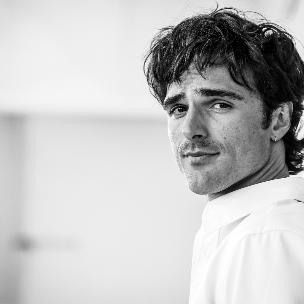 Γιατί ο Τζέικομπ Ελόρντι έχει γίνει σύμβολο του στιλ; Η μίνιμαλ αισθητική, η εμμονή με τις τσάντες και το TikTok που έχει πάθει crush μαζί του