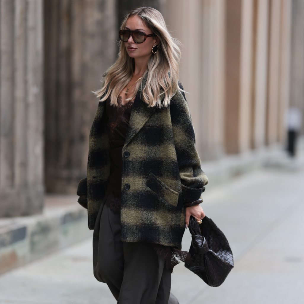 Το olive green επιστρέφει και γίνεται το νέο μαύρο: 5 + 2 συνδυασμοί με το πιο κομψό χρώμα της σεζόν