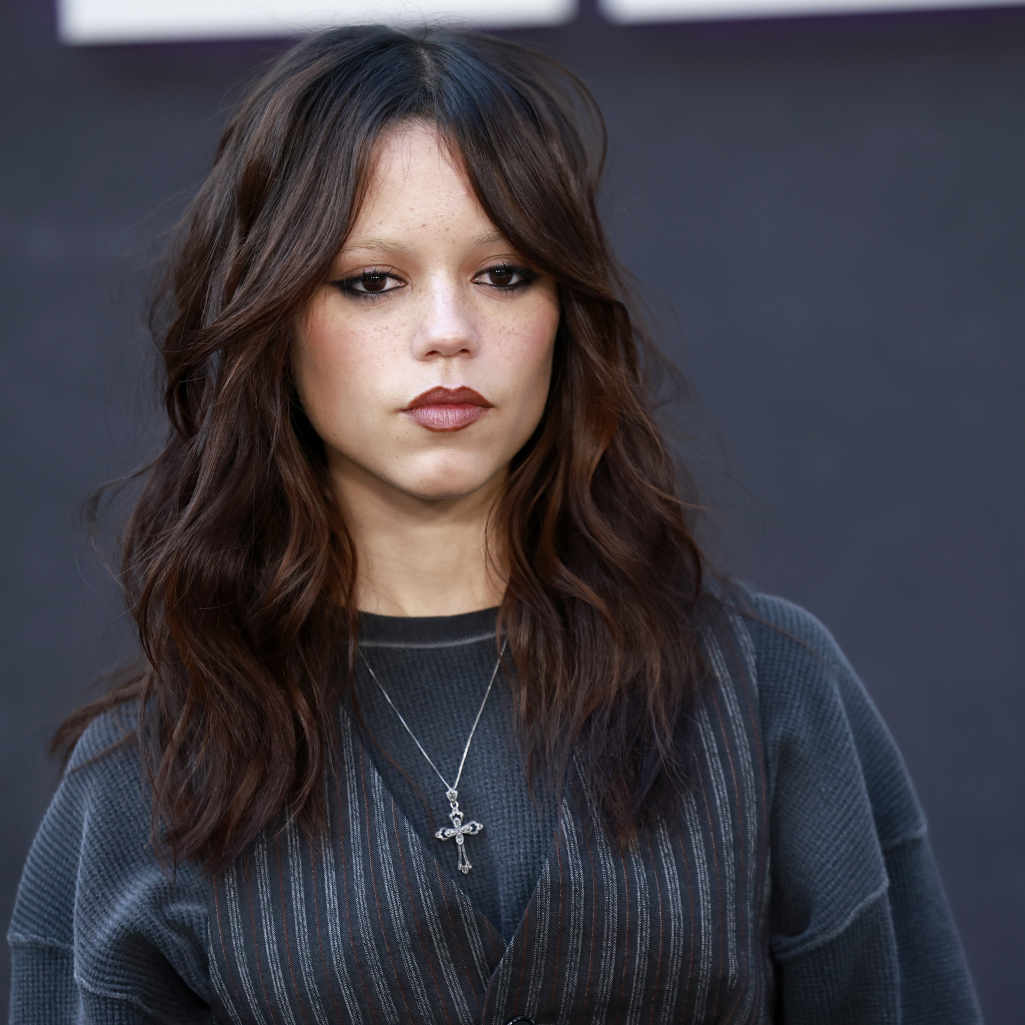 Η Τζένα Ορτέγκα έκανε το πιο cool φθινοπωρινό layer με το item που έγινε viral το καλοκαίρι – Πώς να αντιγράψεις το look της