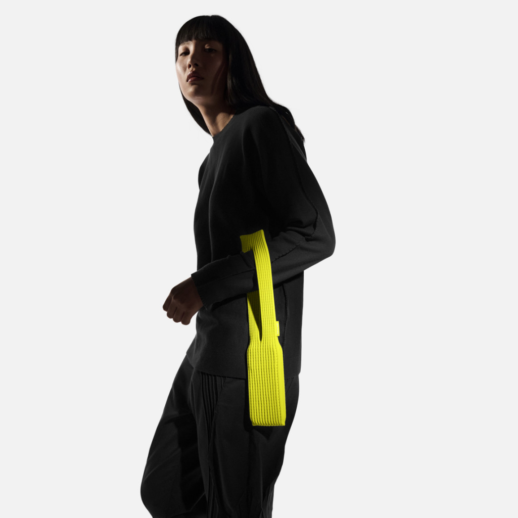 Από το χαρακτηριστικό μαύρο ζιβάγκο του Στιβ Τζομπς σε ένα εναλλακτικό IPhone Pocket - Η νέα viral κυκλοφορία της Apple και της Issey Miyake 