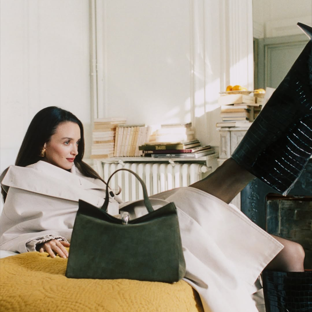 Mε πρωταγωνίστρια τη Σαρλότ Λε Μπον, ο Jacquemus παρουσιάζει τη τσάντα «Le Valérie», εμπνευσμένη από τη μητέρα του