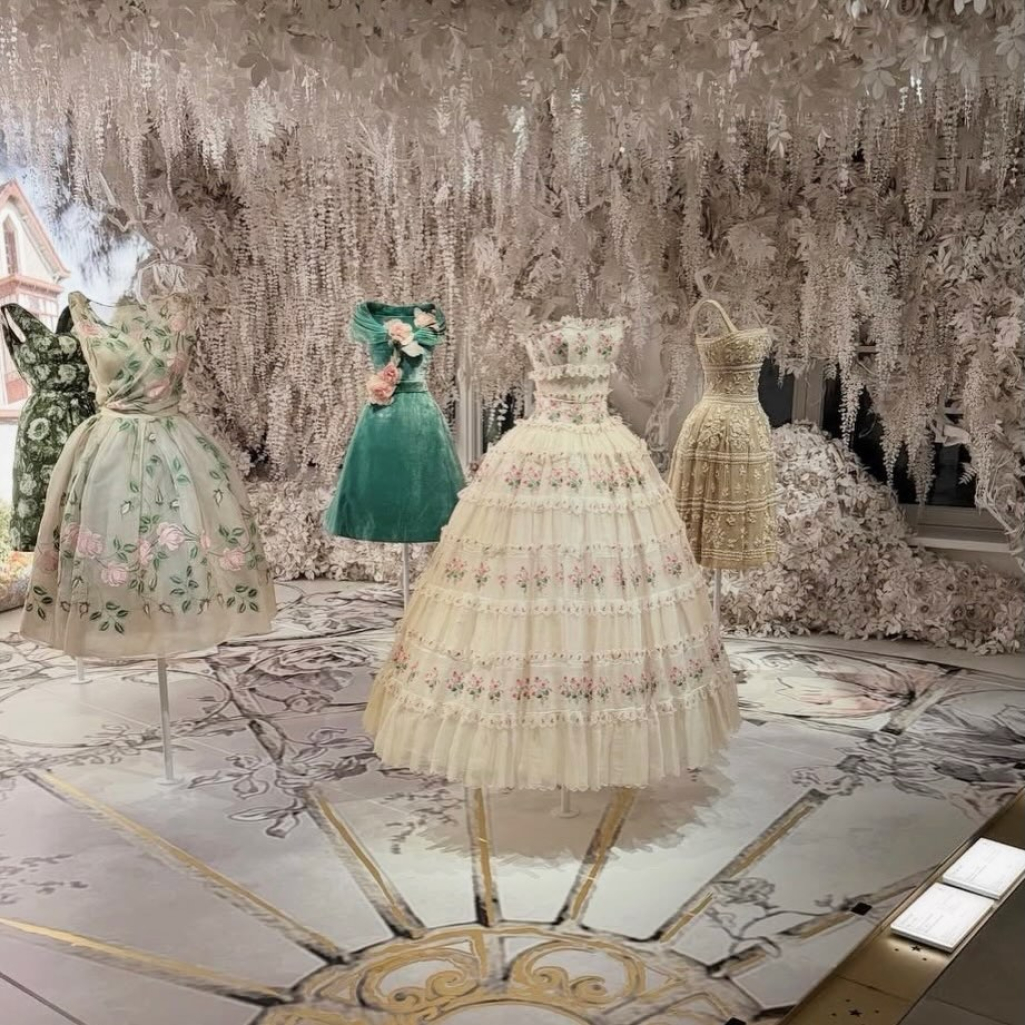 Η La Galerie Dior και το Ίδρυμα Azzedine Alaïa παρουσιάζουν ένα διπλό αφιέρωμα που αποκαλύπτει την κρυμμένη Dior συλλογή του Azzedine Alaïa