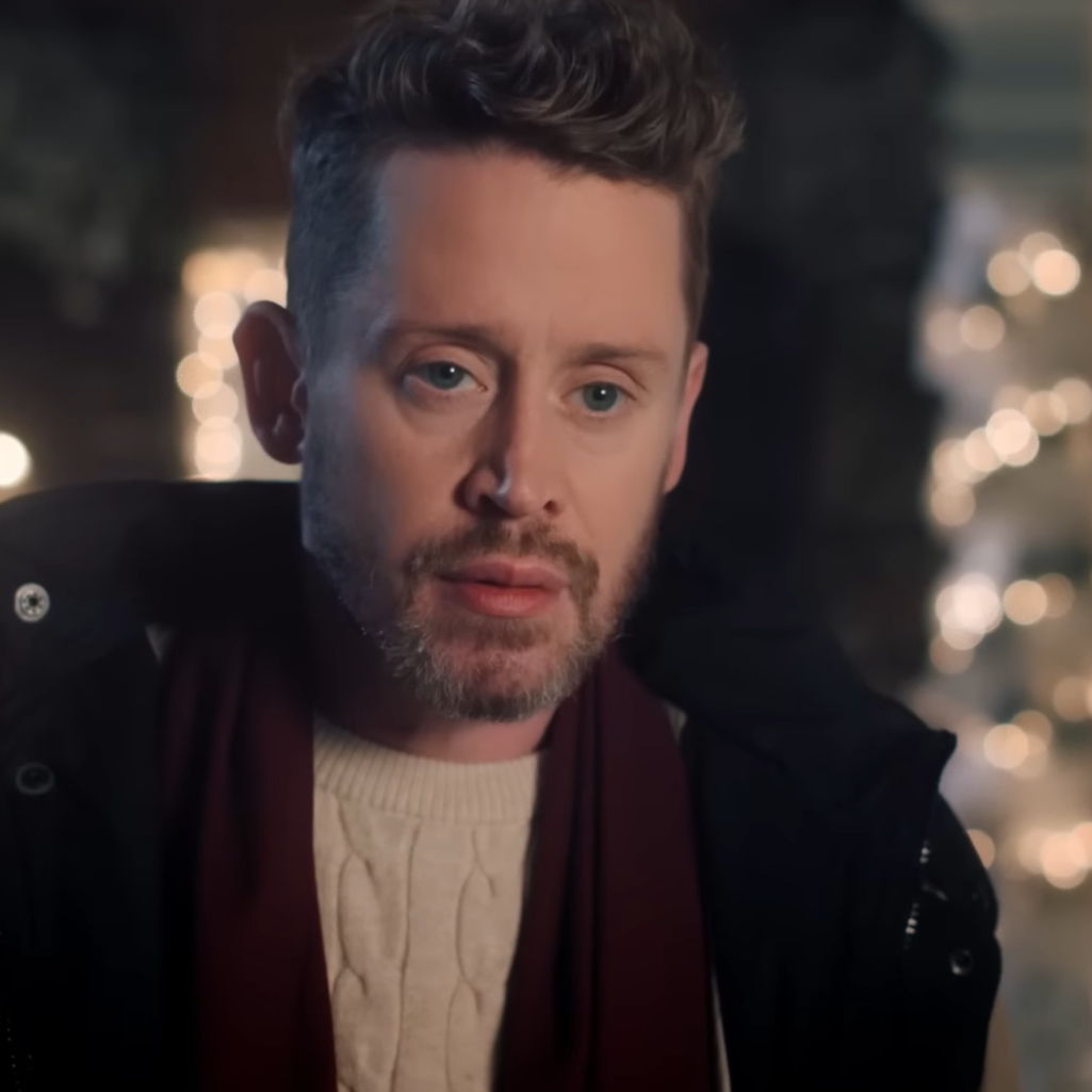 Ο Μακόλεϊ Κάλκιν επέστρεψε στον ρόλο του Κέβιν ΜακΚάλιστερ. Νοσταλγία και χριστουγεννιάτικα vibes