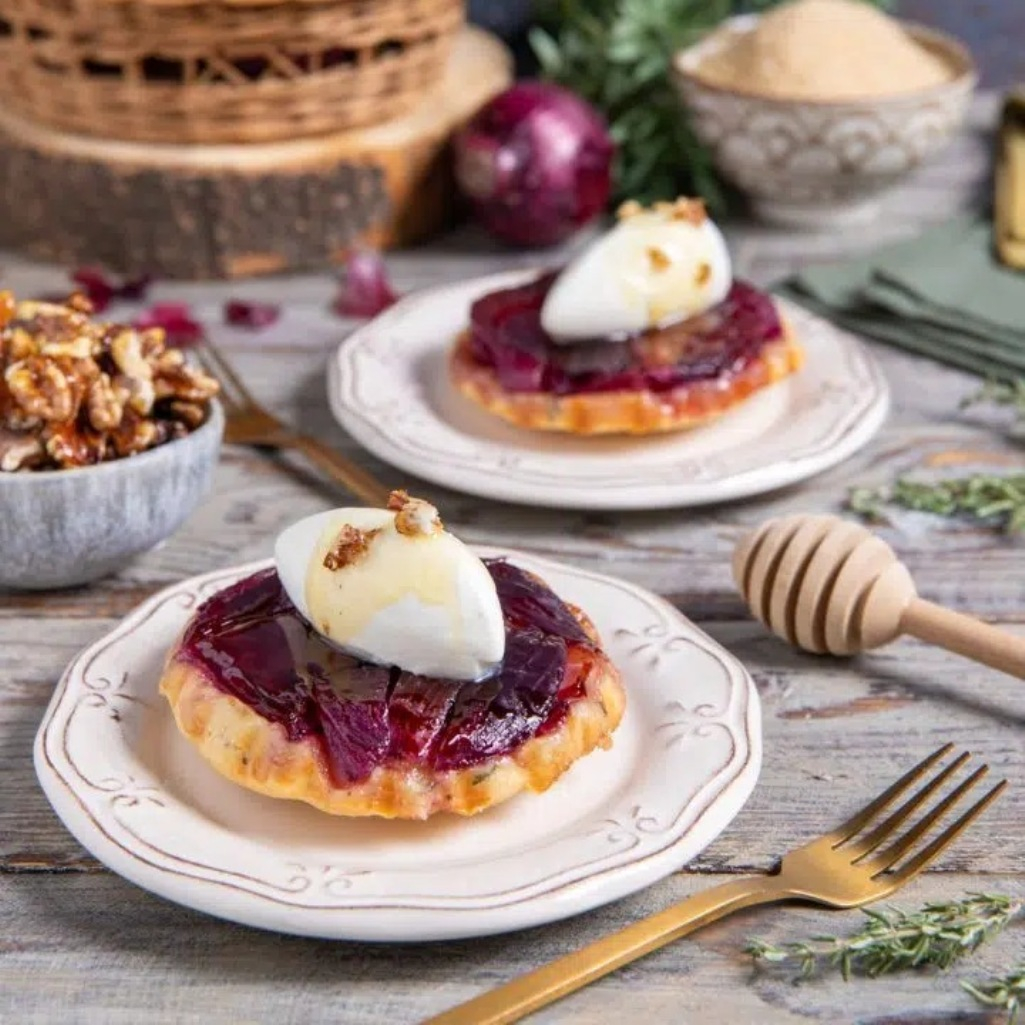 Mini Τarte Τatin με καραμελωμένα κρεμμύδια και κρέμα κατσικίσιου τυριού