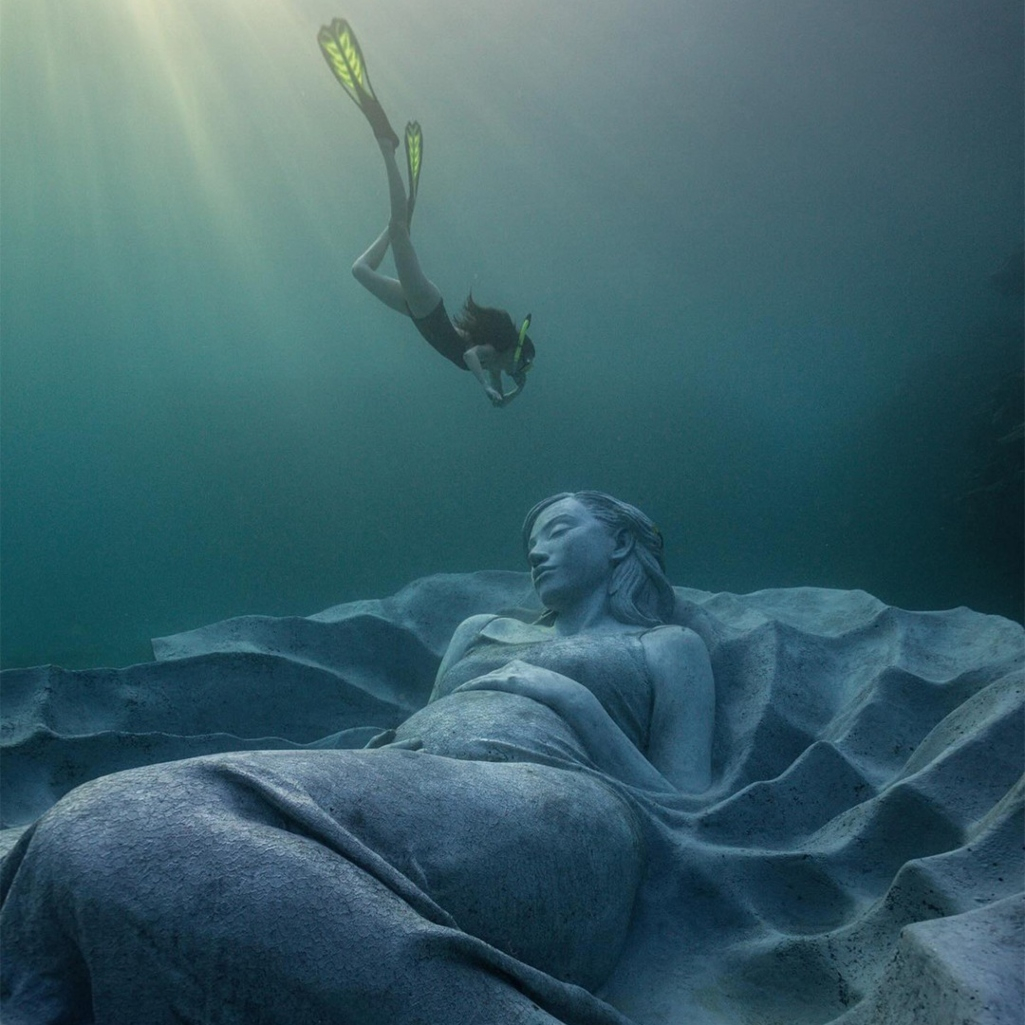 Το πρώτο υποβρύχιο γλυπτό στην Ιαπωνία αποτελεί μια ωδή στη μητρότητα 