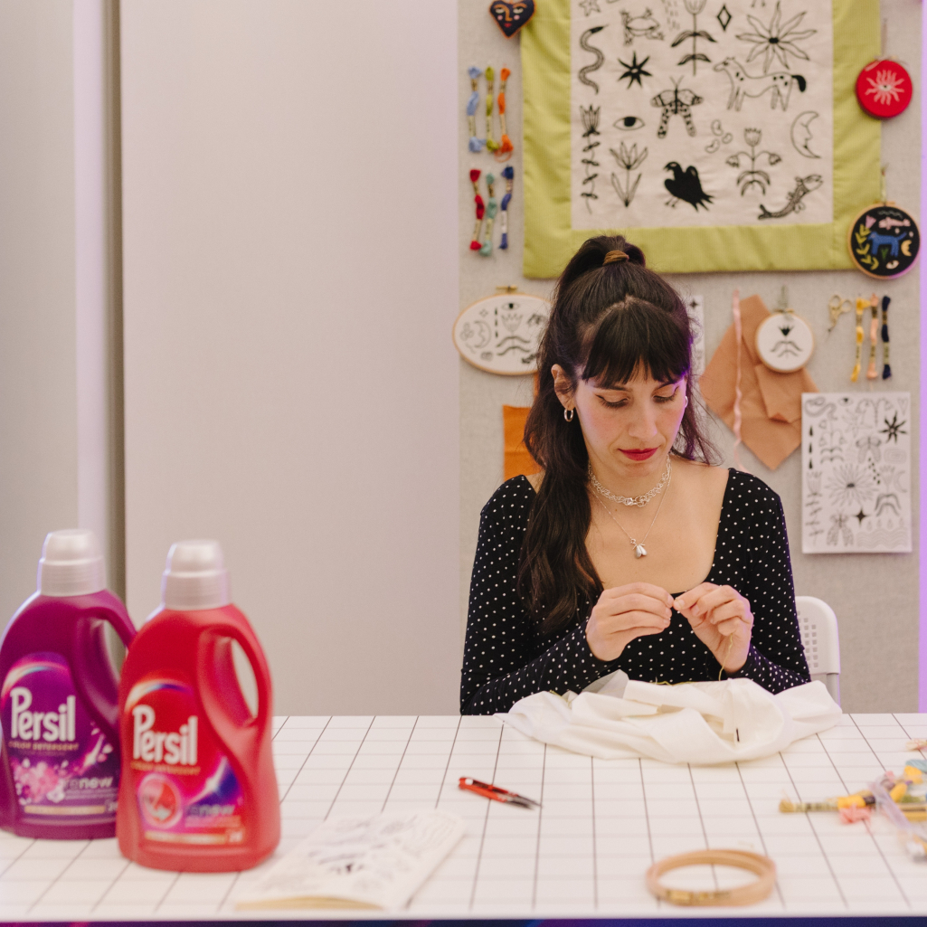 «Shop like you Care»: Μεταμορφώνουμε παλιά ρούχα σε ολοκαίνουργιες δημιουργίες, αναδεικνύοντας την αξία της βιώσιμης μόδας.