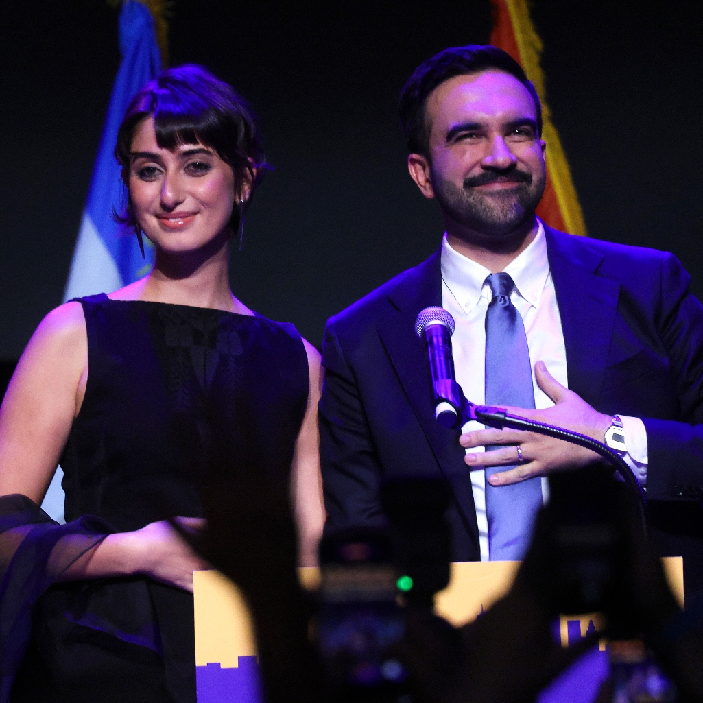 Ράμα Ντουβάτζι: Η Πρώτη Κυρία της Νέας Υόρκης ανήκει στη GenZ και τολμάει να μιλήσει για τις γυναίκες της Μέσης Ανατολής και το μεταναστευτικό