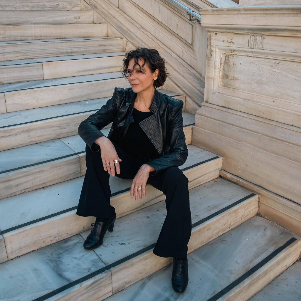 Στην κοινωνία του 2025, η Ράνια Σχίζα δεν χάνει την αυθεντικότητα και την αλήθεια της - “Το θέατρο είναι ένας καθρέφτης που πρέπει να ενοχλεί”