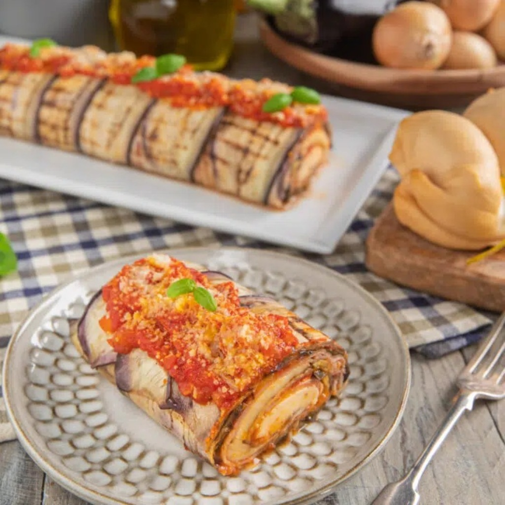 Ζουμερό ρολό μελιτζάνας με τυριά και ζαμπόν 