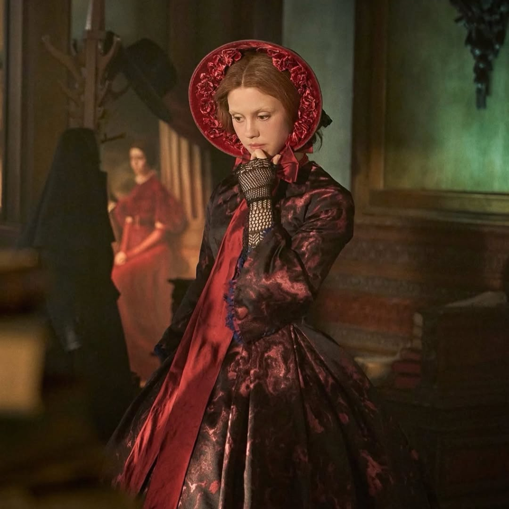 Μέσα στον κόσμο του «Φρανκενστάιν» – Τα κοστούμια της Κέιτ Χόλεϊ, η σκοτεινή γοτθική αισθητική, τα έντομα και τα διαμάντια 