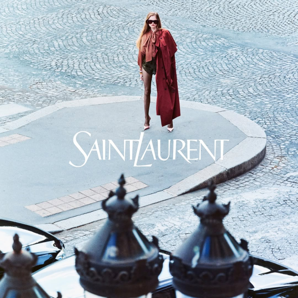 Ο Anthony Vaccarello χτίζει τη σύγχρονη ταυτότητα του οίκου Saint Laurent «φλερτάροντας» με ’90s διάθεση