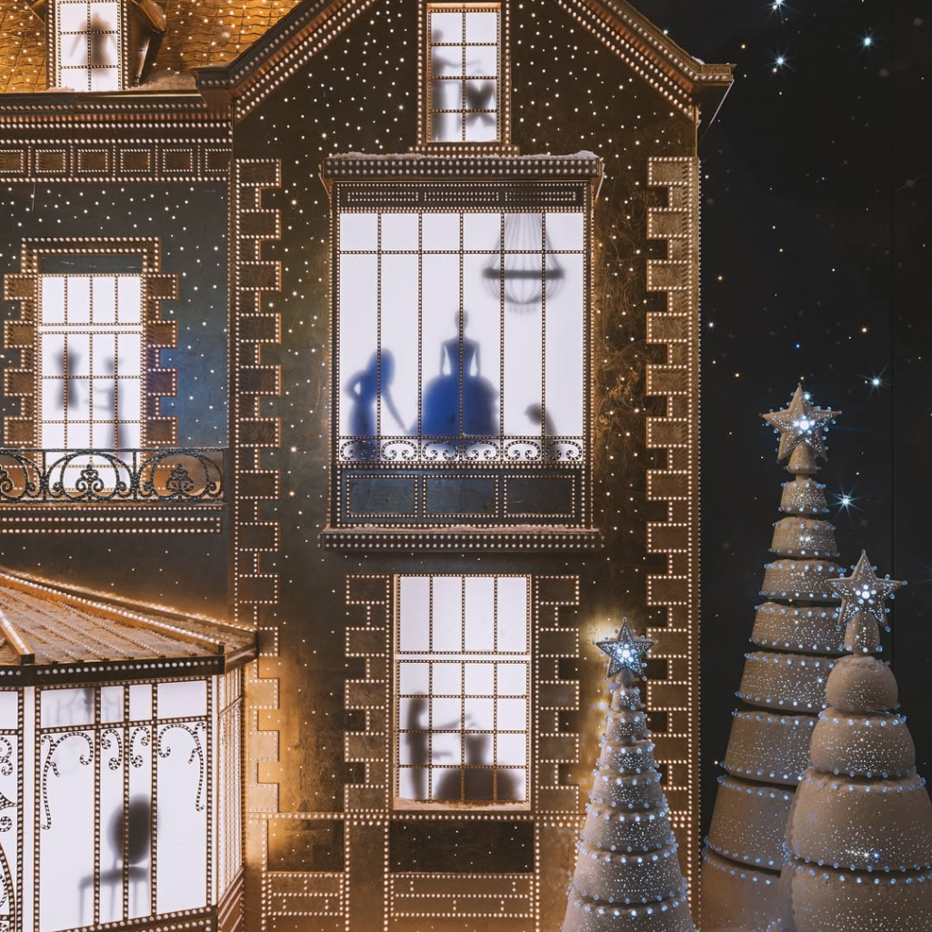 O οίκος Dior έφερε τα Χριστούγεννα – Οι βιτρίνες του οίκου φέρνουν τη μαγεία των γιορτών στη 30 Avenue Montaigne