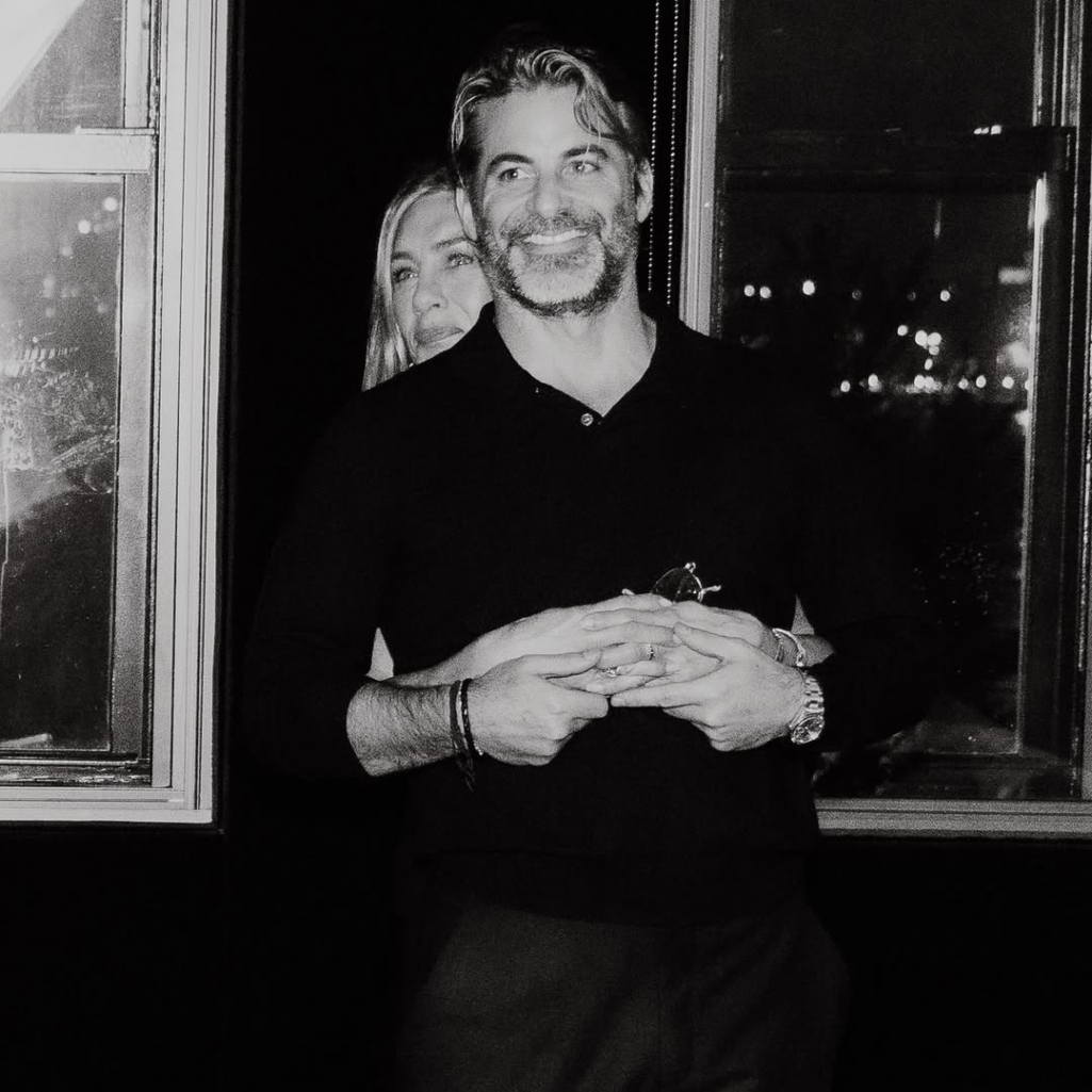 Η Τζένιφερ Άνιστον ανέλαβε χρέη κομμώτριας - Το viral βίντεο που φτιάχνει τα μαλλιά του συντρόφου της, Τζιμ Κέρτις