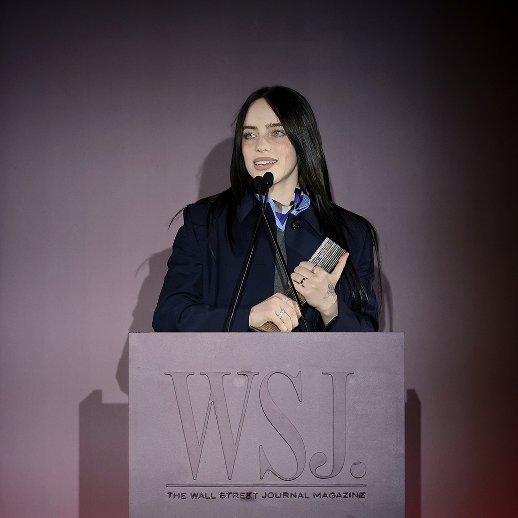 Η viral στιγμή της Μπίλι Άιλις στα WSJ Awards- «Δώστε τα λεφτά σας, μικρούληδες»