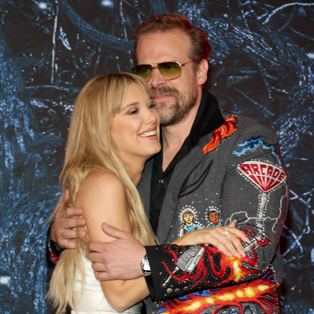 Η Μίλι Μπόμπι Μπράουν κάπως μας μπέρδεψε με τη σχέση της με τον Ντέιβιντ Χάρμπουρ - “Έχουμε μια απίστευτη φιλία”