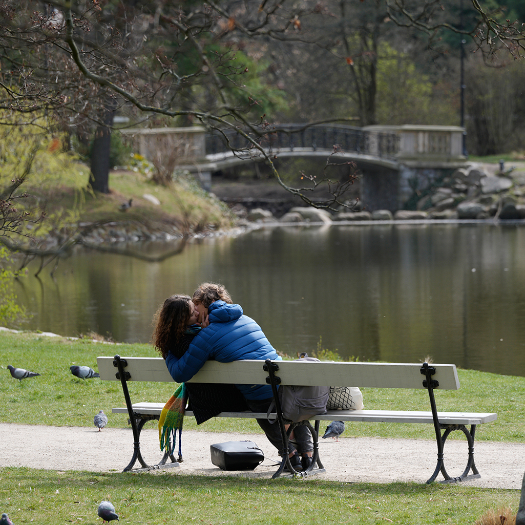Πώς χτίζεται ουσιαστικά μια βαθιά σχέση - 10 δομικά στοιχεία της συναισθηματικής οικειότητας