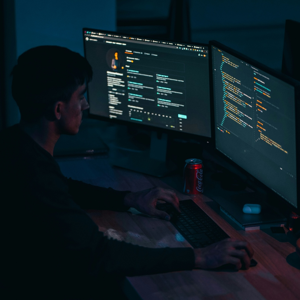 Το προφίλ του μέσου χρήστη του dark web: Απολυμένοι, έφηβοι και υψηλά καταρτισμένα άτομα, ηλικίας 24 ετών