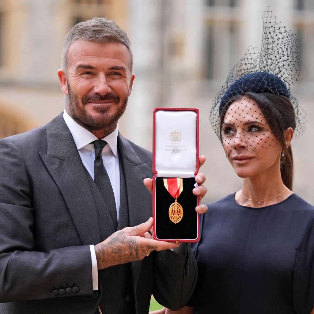 Ο Ντέιβιντ Μπέκαμ έλαβε τον τίτλο του ιππότη από τον βασιλιά Κάρολο - Στο πλευρό του η οικογένειά του