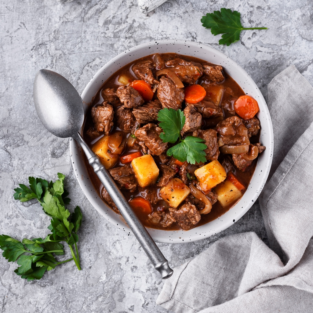 Παραδοσιακό ουγγρικό γκούλας με κρέας και λαχανικά