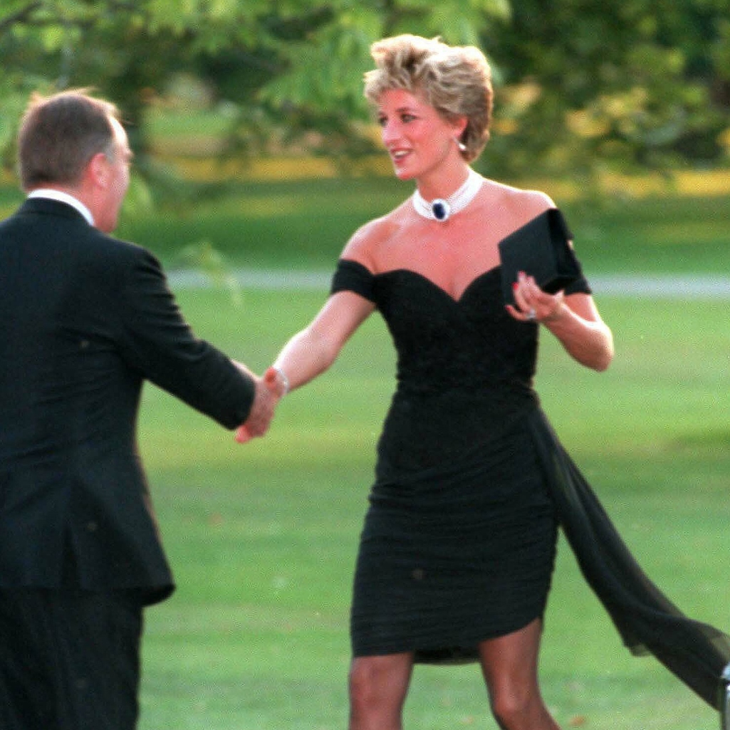 Η πριγκίπισσα Νταϊάνα "επέστρεψε" στο Παρίσι με το θρυλικό “revenge dress”