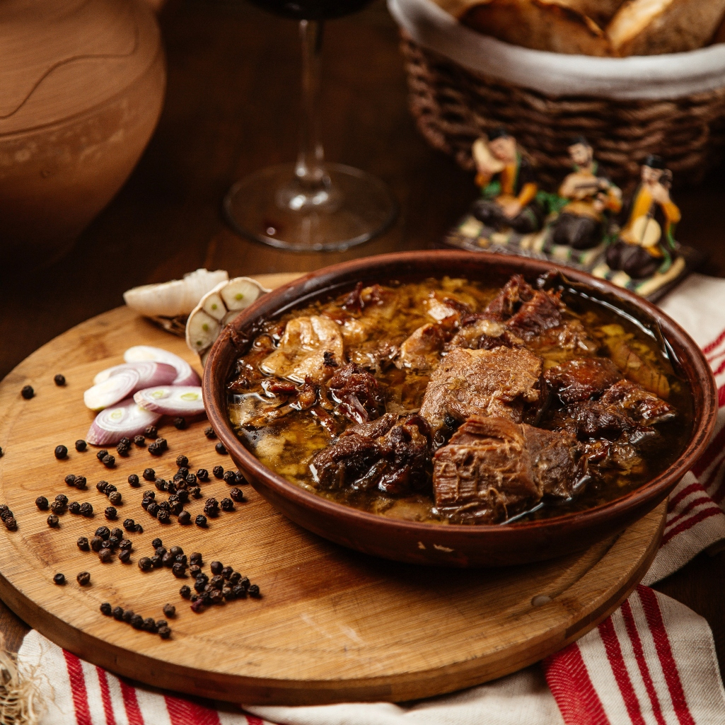 Μοσχάρι που λιώνει στο στόμα με κόκκινο κρασί