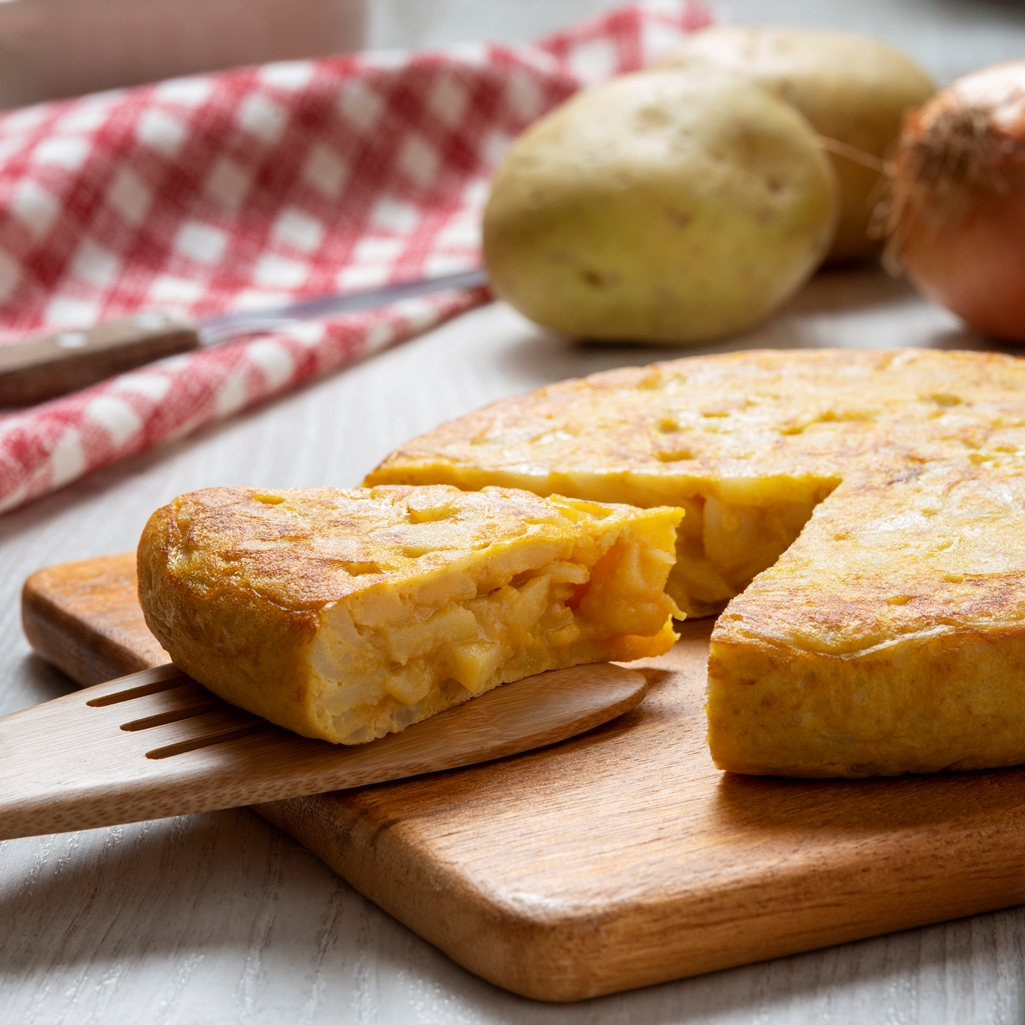 Αφράτο και τυρένιο πατατοπιτάκι στο τηγάνι με ζαμπόν και μοτσαρέλα