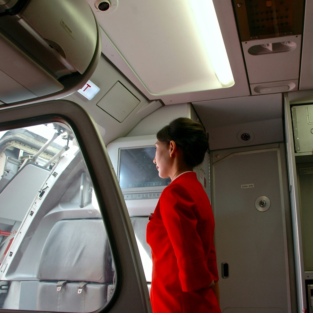 Στην Ιαπωνία, γυναίκες αεροσυνοδοί βγάζουν τις γόβες, μετά από δεκαετίες – Αεροπορική εταιρεία επιτρέπει πλέον να φορούν sneakers