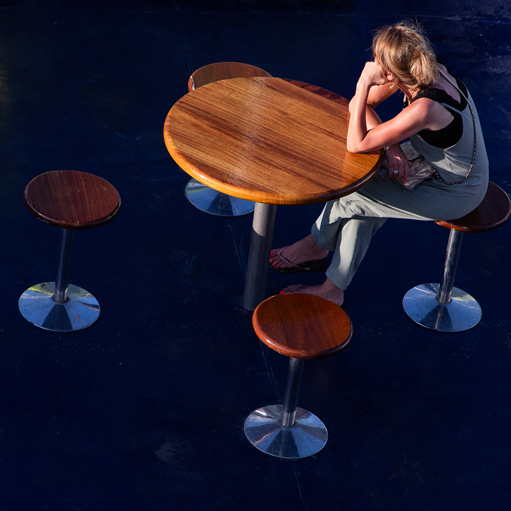 6 τρόποι για να βγεις από το καβούκι σου και να κοινωνικοποιηθείς, σύμφωνα με ειδικούς