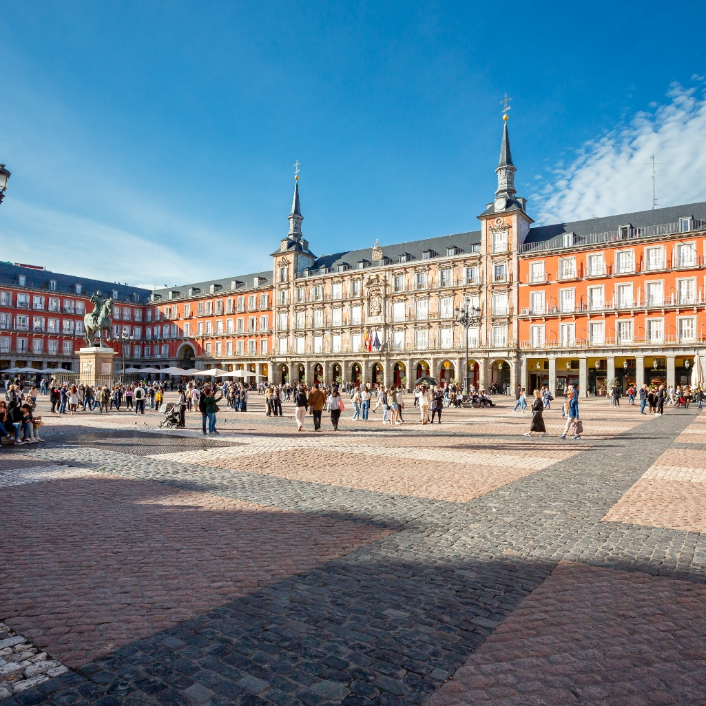 Bόλτα σε 12 από τις ωραιότερες και πιο ιστορικές πλατείες του κόσμου