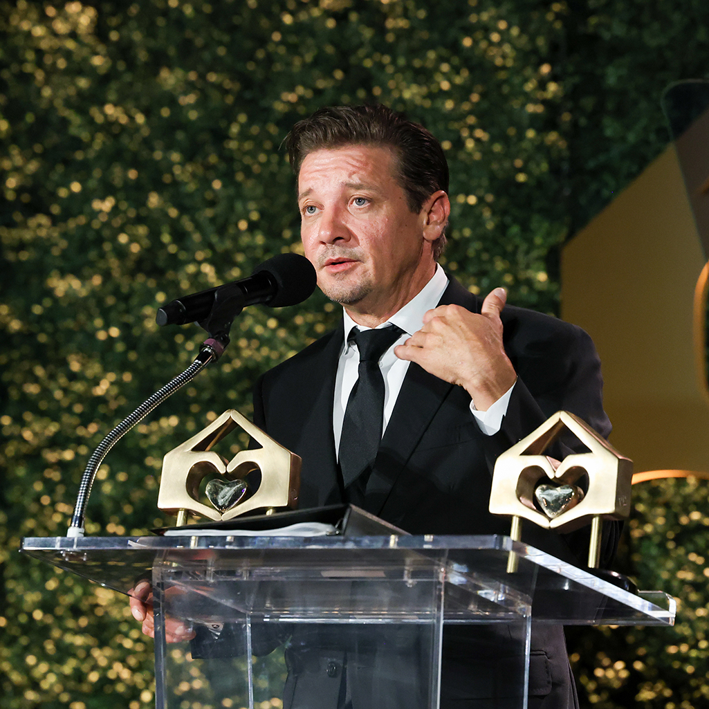 Νέες κατηγορίες κατά του Τζέρεμι Ρένερ: Η σκηνοθέτιδα Γι Ζου υποστηρίζει ότι δέχτηκε απειλές 