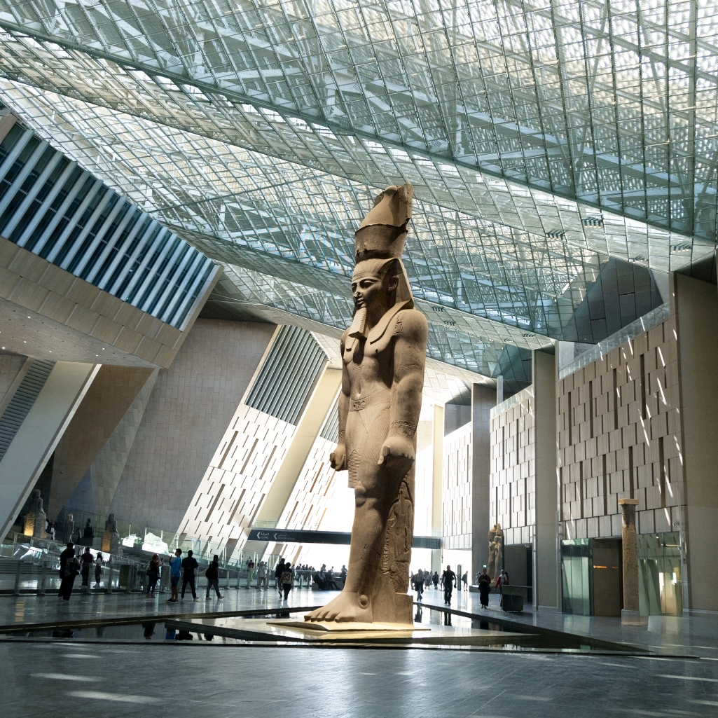 Μετά από 30 χρόνια και 2 δις δολάρια, το Μεγάλο Αιγυπτιακό Μουσείο ανοίξε τις πόρτες του - Και οι εικόνες μάς έπεισαν να κλείσουμε εισιτήρια