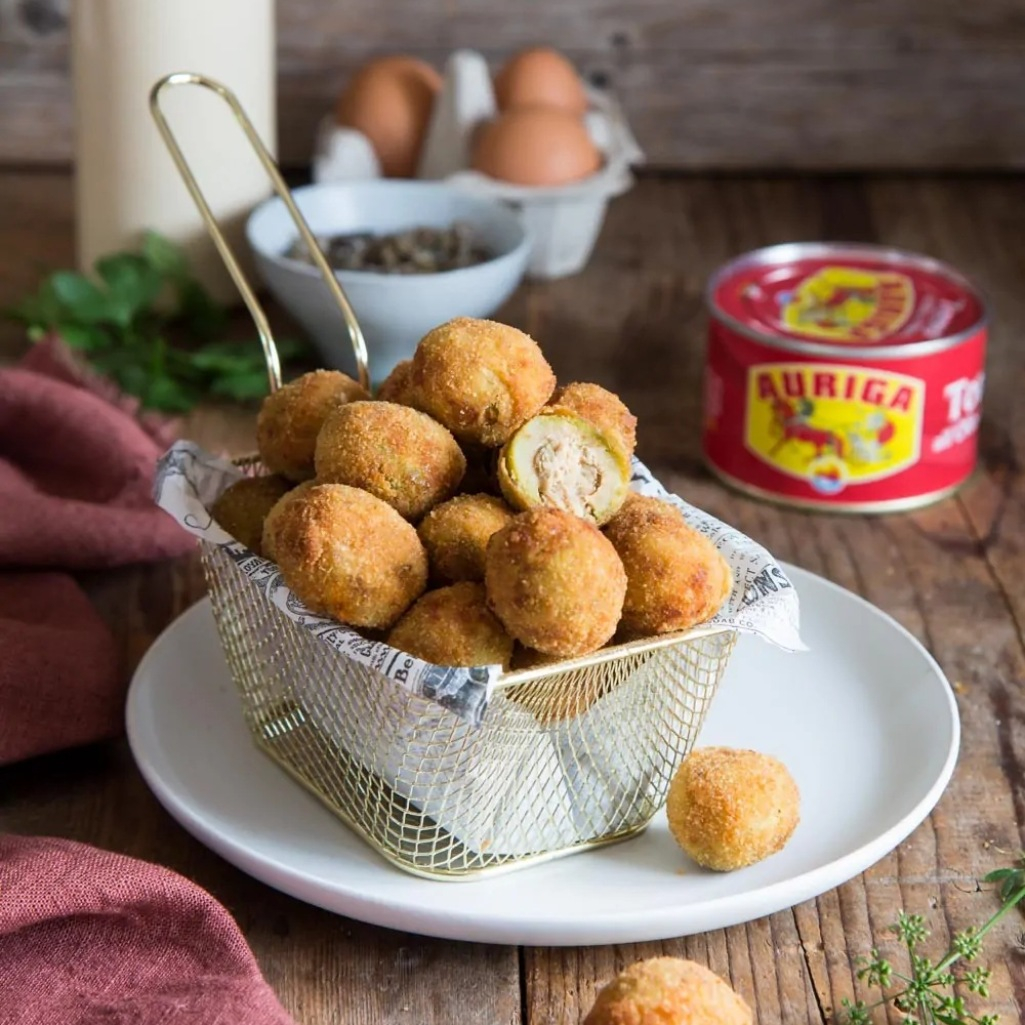 Πεντανόστιμες τηγανητές ελιές γεμιστές με τόνο 