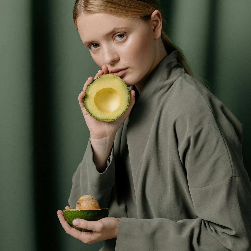 Η φλούδα του αβοκάντο είναι πιο ωφέλιμη απ’ όσο νομίζεις – δες γιατί δεν πρέπει να την πετάς