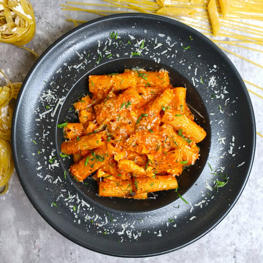 Πρωτεϊνική μακαρονάδα με σάλτσα ντομάτας και τυρί cottage