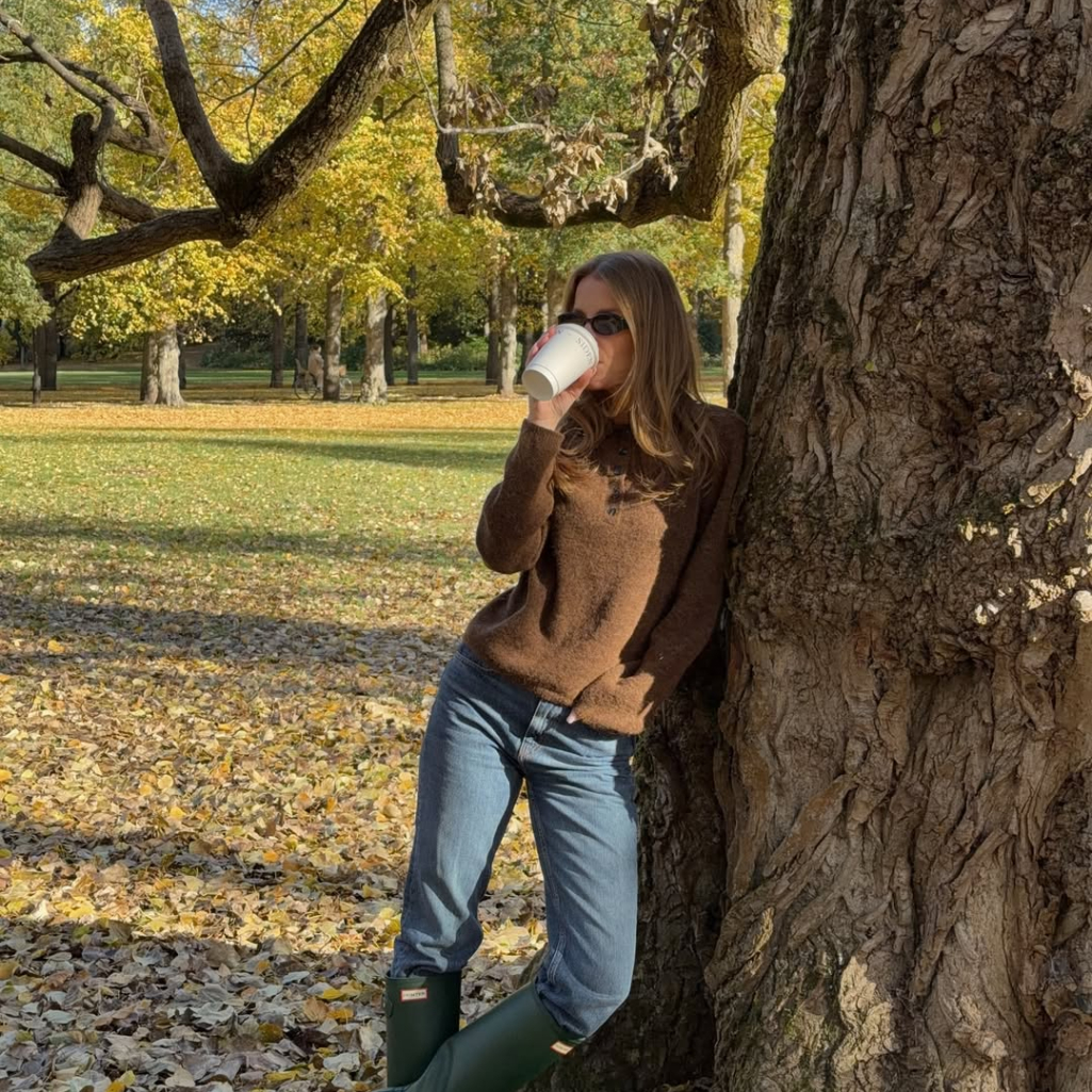 Τα πλεκτά με twist είναι η νέα hot τάση – Η λεπτομέρεια που απογειώνει κάθε outfit και πώς να τα φορέσεις