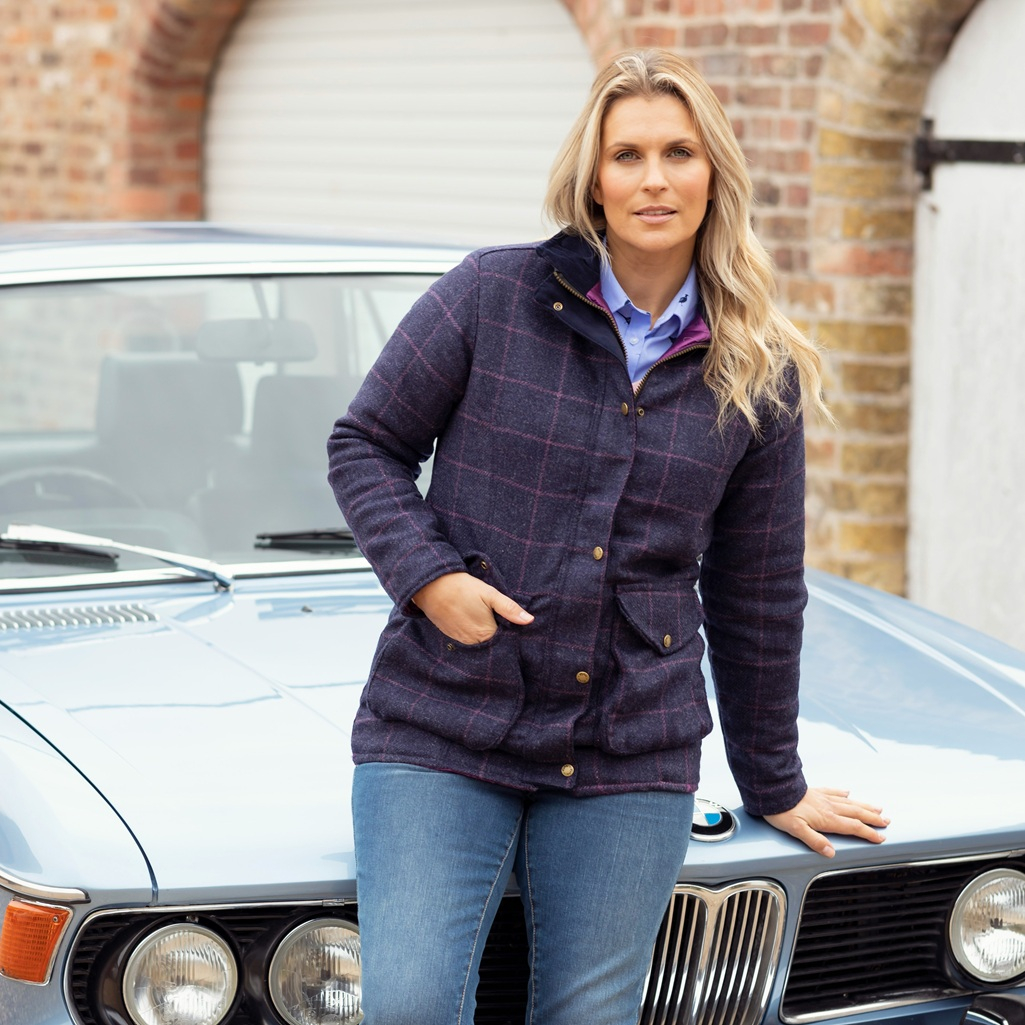 Γυναίκα με αυτοκίνητο