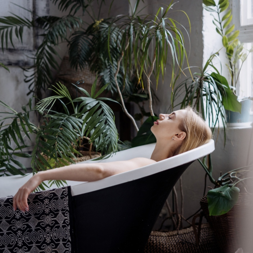 Το μπάνιο του μέλλοντος στο εδώ και το τώρα: Έχουμε τον πλήρη οδηγό για το απόλυτο σποτ χαλάρωσης, κομψότητας και βιωσιμότητας 