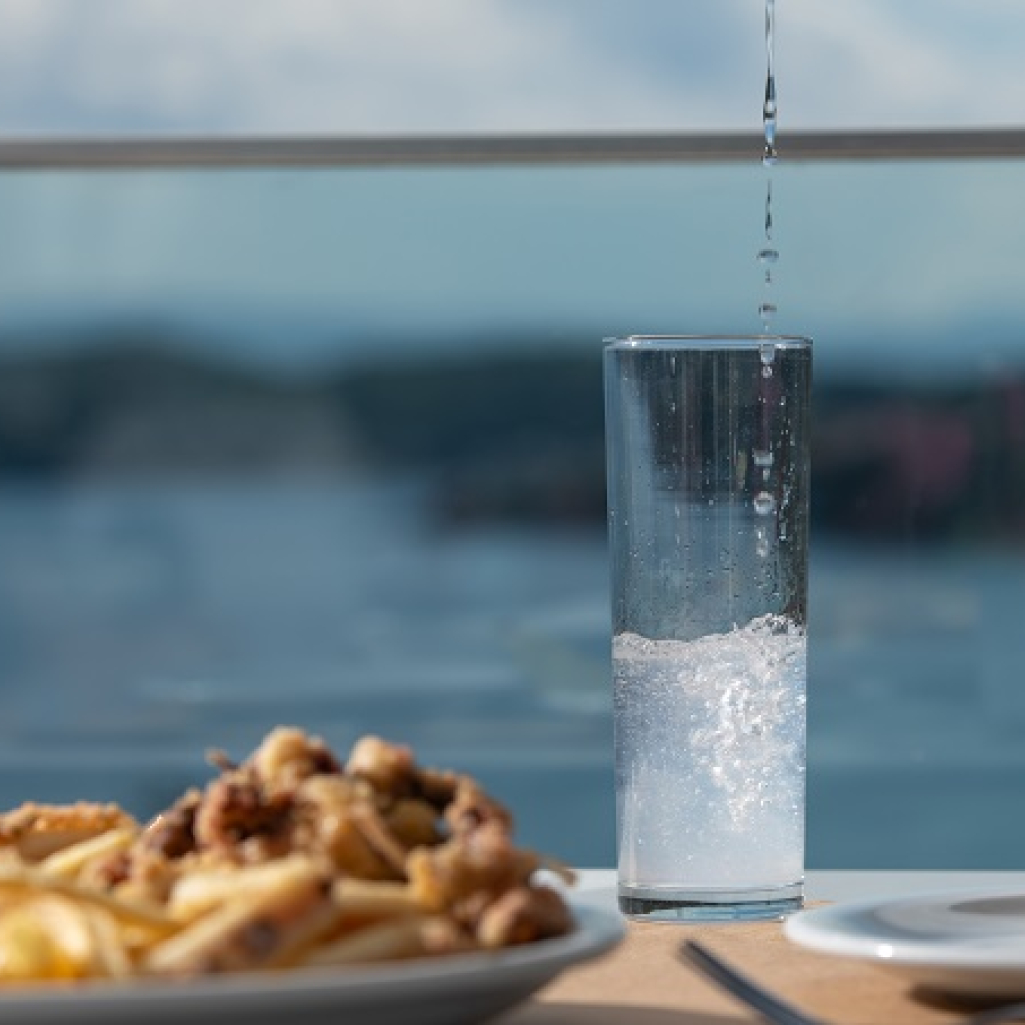 Η «Ηλιαχτίδα»: Το καΐκι που έγινε καμβάς καλοκαιρινών αναμνήσεων από το Ούζο Πλωμαρίου