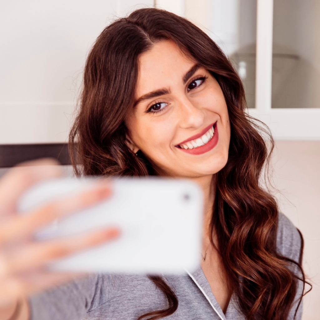 Όσοι αποφεύγουν να ποστάρουν φωτογραφίες τους, καθώς μεγαλώνουν, έχουν 10 σημαντικούς λόγους