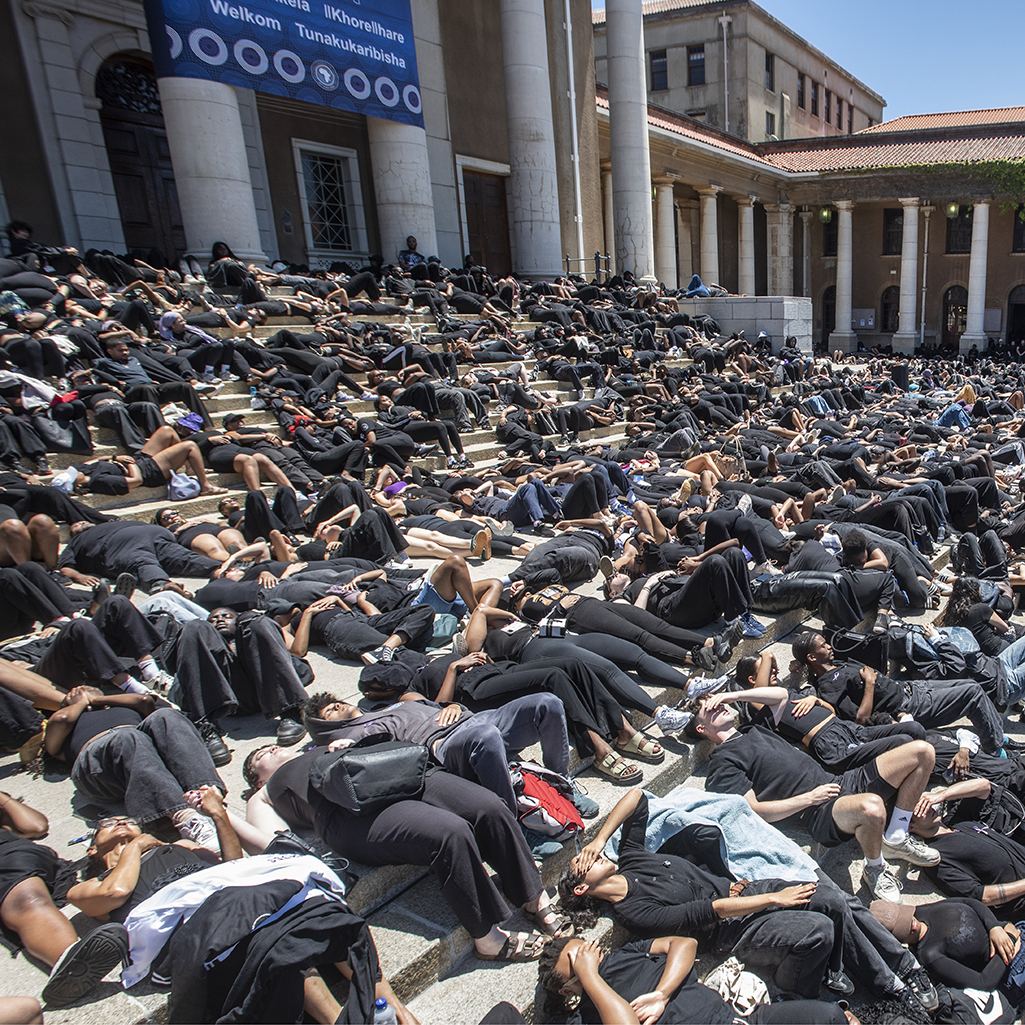 Νότια Αφρική: Κηρύσσει την έμφυλη βία εθνική καταστροφή μετά τις μαζικές διαμαρτυρίες - Περίπου 15 γυναίκες δολοφονούνται καθημερινά