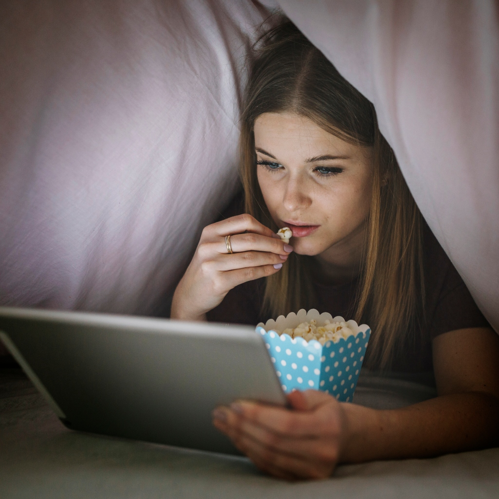 Αν βλέπεις true-crimes σειρές πριν κοιμηθείς, οι ψυχολόγοι έχουν κάτι ανησυχητικό να σου πουν