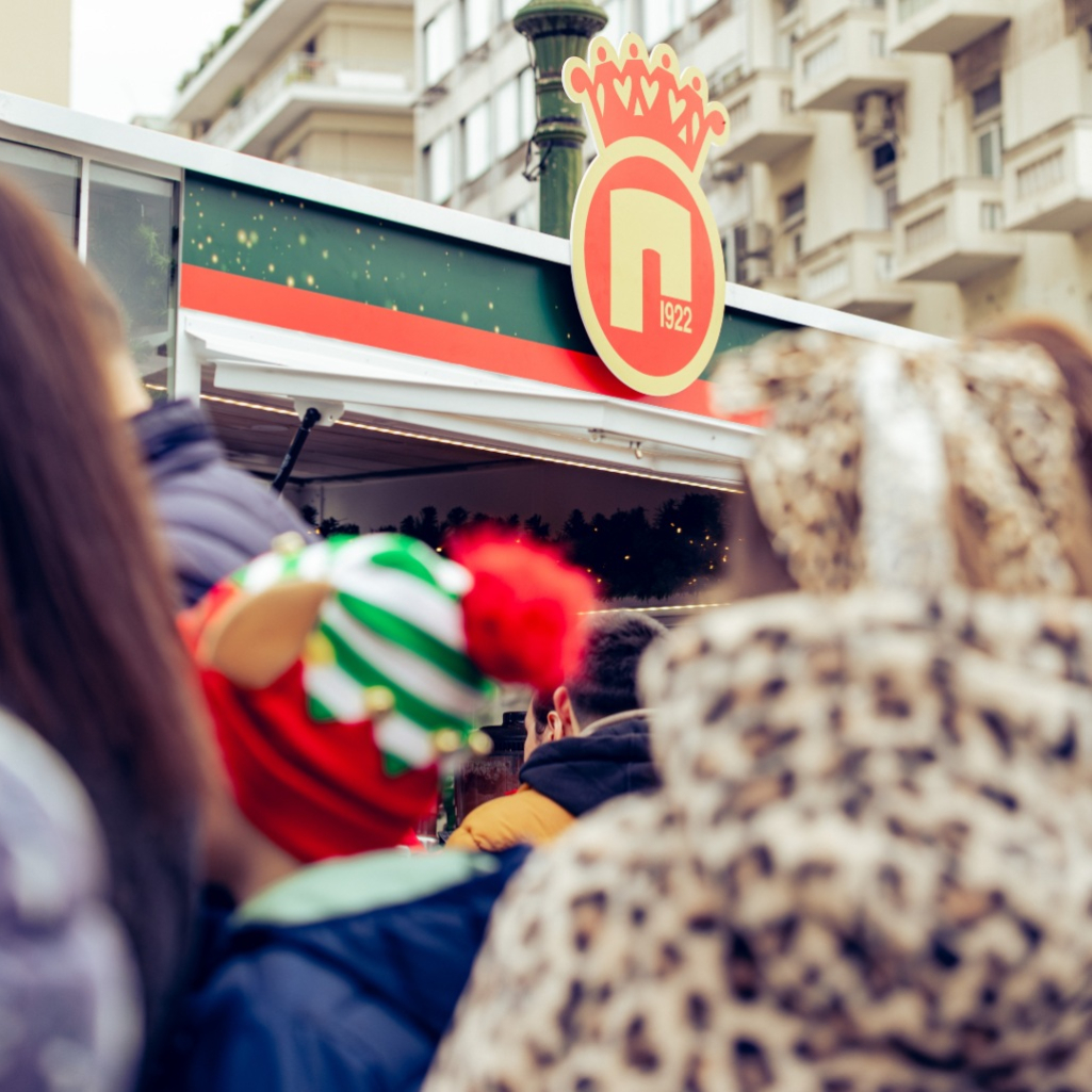 «Μύρισε Χριστούγεννα» παντού: Η εταιρεία Ε.Ι. Παπαδόπουλος «ταξίδεψε» την πιο Χριστουγεννιάτικη μπισκοτένια μυρωδιά