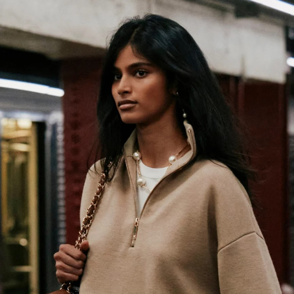 Bhavitha Mandava: Πώς η τυχαία ανακάλυψη σε ένα μετρό, την έκανε το πρώτο Ινδό μοντέλο που άνοιξε το Métiers d'Art της Chanel