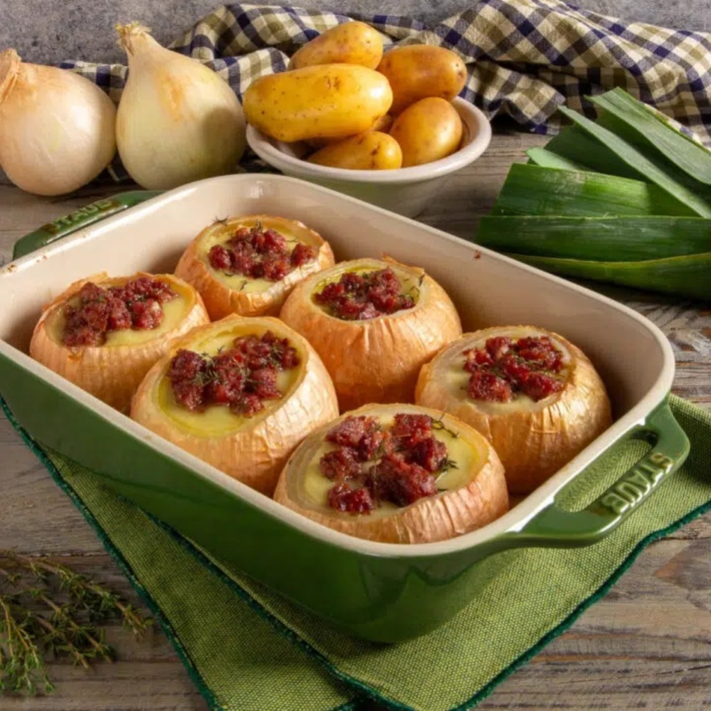 Κρεμμύδια γεμιστά με κρέμα πατάτας και λουκάνικο – Το πιάτο που θα εντυπωσιάσει στο πρωτοχρονιάτικο τραπέζι