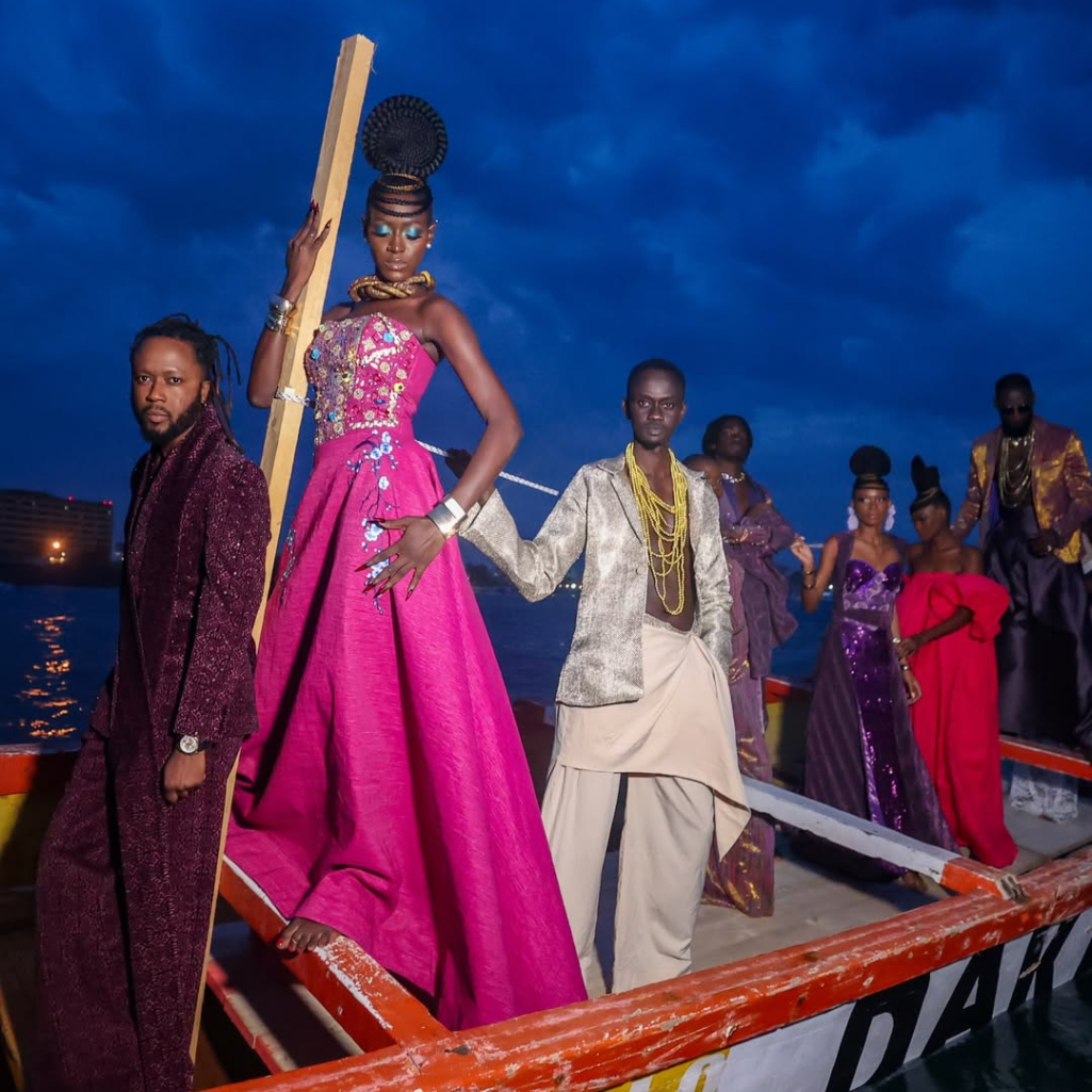 Dakar Fashion Show: Ο Ατλαντικός έγινε πασαρέλα και τα μοντέλα κινήθηκαν στον ρυθμό των κυμάτων, σε ένα μοναδικό show