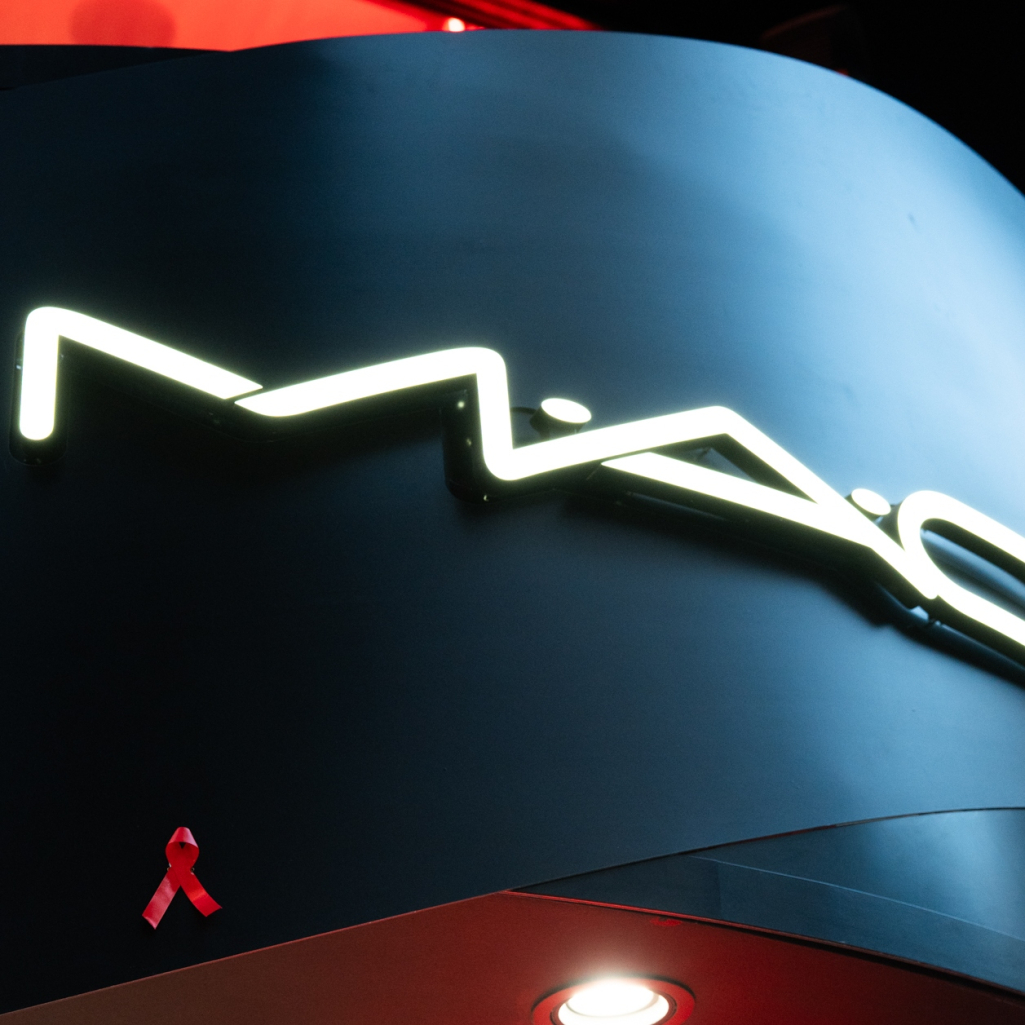 VIVA GLAM: Η MAC Cosmetics μετατρέπει τη δέσμευση σε δράση – από τον αγώνα κατά του HIV μέχρι την προστασία του θαλάσσιου περιβάλλοντος στις Σπέτσες