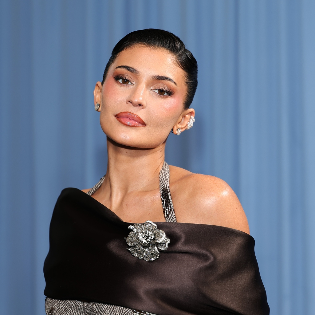 Η Κάιλι Τζένερ εμφανίστηκε με stylish κόκκινο leather jacket, αλλά όλα τα σχόλια αφορούσαν στο ντεκολτέ της