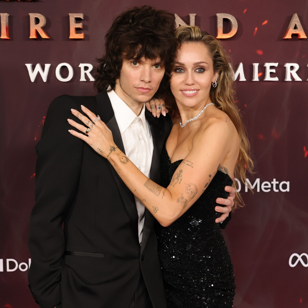 Η Μάιλι Σάιρους αρραβωνιάστηκε τον Μαξ Μοράντο, μετά από τέσσερα χρόνια σχέσης