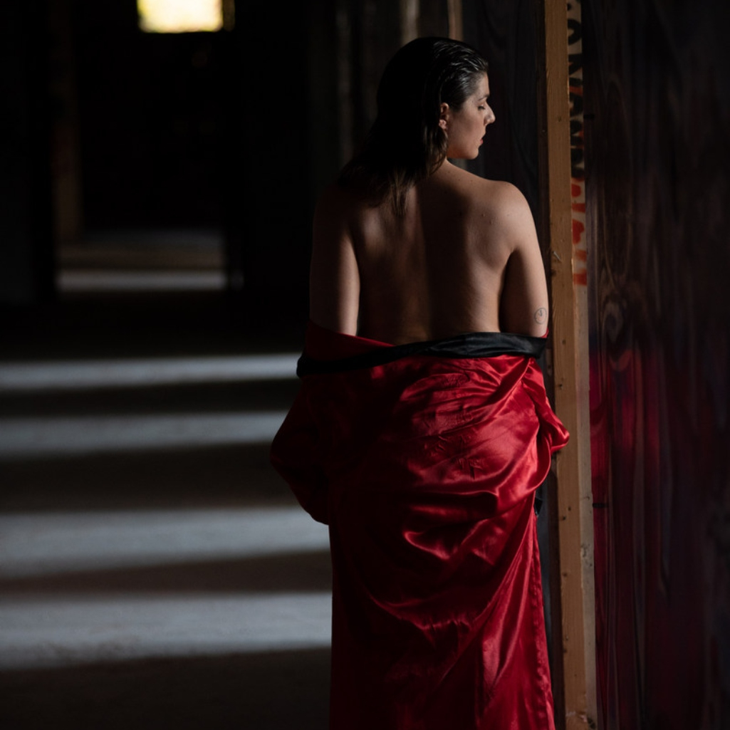 «Το Μπορντέλο της Μαντάμ Ρόζας»: Ο συγκλονιστικός μονόλογος που ρίχνει αυλαία στο Θέατρο Αλκμήνη